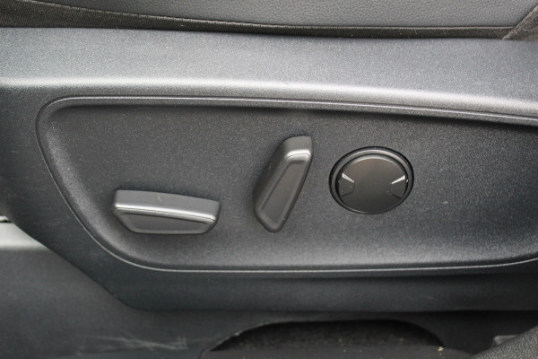 Ford Kuga 2.5-225pk Plug-in Hybrid ST-Line X. Hybride rijden voor een reële prijs ! Adaptive Cruise Control, Stoel- en voorraamverwarming, Climate Control, Metallic lak, Camera v+a, Elektr. achterklep, Side- en lane assist etc.