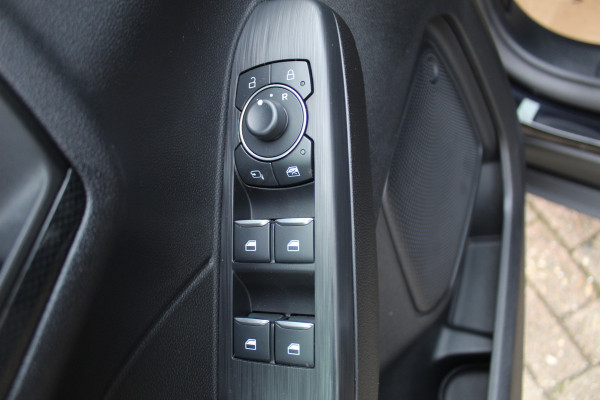 Ford Kuga 2.5-225pk Plug-in Hybrid ST-Line X. Hybride rijden voor een reële prijs ! Adaptive Cruise Control, Stoel- en voorraamverwarming, Climate Control, Metallic lak, Camera v+a, Elektr. achterklep, Side- en lane assist etc.