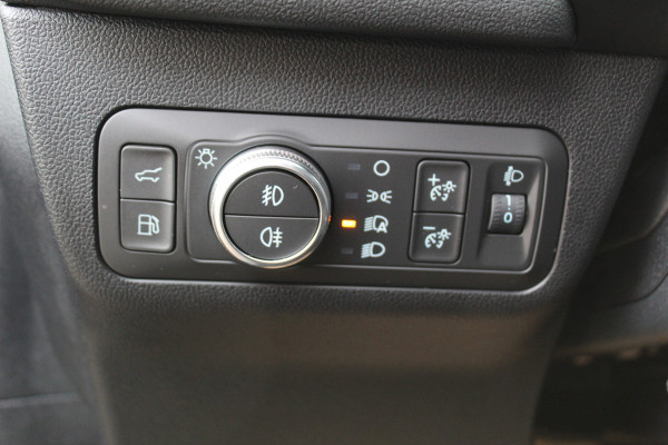 Ford Kuga 2.5-225pk Plug-in Hybrid ST-Line X. Hybride rijden voor een reële prijs ! Adaptive Cruise Control, Stoel- en voorraamverwarming, Climate Control, Metallic lak, Camera v+a, Elektr. achterklep, Side- en lane assist etc.