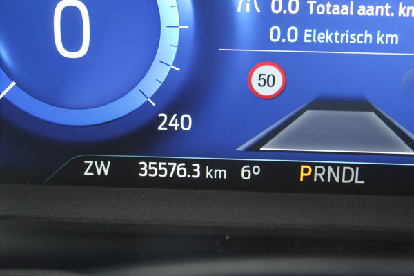 Ford Kuga 2.5-225pk Plug-in Hybrid ST-Line X. Hybride rijden voor een reële prijs ! Adaptive Cruise Control, Stoel- en voorraamverwarming, Climate Control, Metallic lak, Camera v+a, Elektr. achterklep, Side- en lane assist etc.