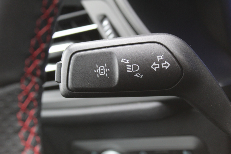 Ford Kuga 2.5-225pk Plug-in Hybrid ST-Line X. Hybride rijden voor een reële prijs ! Adaptive Cruise Control, Stoel- en voorraamverwarming, Climate Control, Metallic lak, Camera v+a, Elektr. achterklep, Side- en lane assist etc.