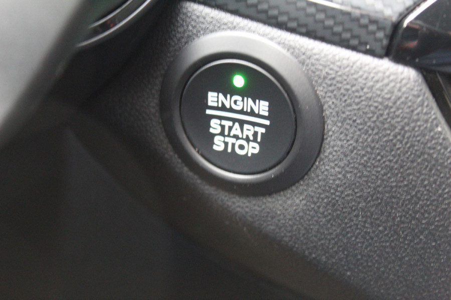 Ford Kuga 2.5-225pk Plug-in Hybrid ST-Line X. Hybride rijden voor een reële prijs ! Adaptive Cruise Control, Stoel- en voorraamverwarming, Climate Control, Metallic lak, Camera v+a, Elektr. achterklep, Side- en lane assist etc.