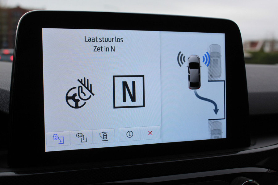 Ford Kuga 2.5-225pk Plug-in Hybrid ST-Line X. Hybride rijden voor een reële prijs ! Adaptive Cruise Control, Stoel- en voorraamverwarming, Climate Control, Metallic lak, Camera v+a, Elektr. achterklep, Side- en lane assist etc.