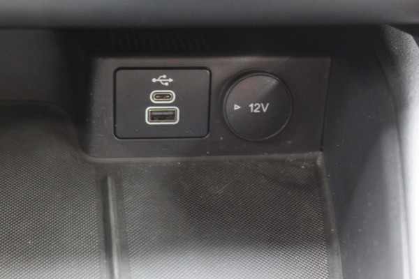 Ford Kuga 2.5-225pk Plug-in Hybrid ST-Line X. Hybride rijden voor een reële prijs ! Adaptive Cruise Control, Stoel- en voorraamverwarming, Climate Control, Metallic lak, Camera v+a, Elektr. achterklep, Side- en lane assist etc.