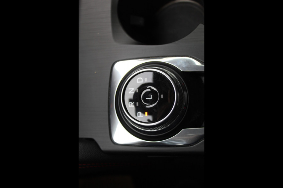 Ford Kuga 2.5-225pk Plug-in Hybrid ST-Line X. Hybride rijden voor een reële prijs ! Adaptive Cruise Control, Stoel- en voorraamverwarming, Climate Control, Metallic lak, Camera v+a, Elektr. achterklep, Side- en lane assist etc.