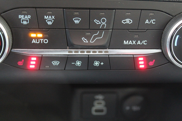 Ford Kuga 2.5-225pk Plug-in Hybrid ST-Line X. Hybride rijden voor een reële prijs ! Adaptive Cruise Control, Stoel- en voorraamverwarming, Climate Control, Metallic lak, Camera v+a, Elektr. achterklep, Side- en lane assist etc.