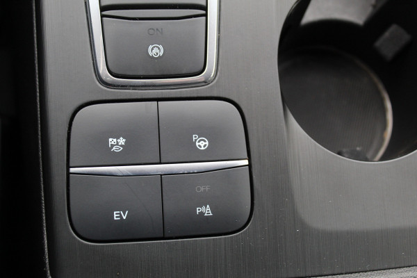 Ford Kuga 2.5-225pk Plug-in Hybrid ST-Line X. Hybride rijden voor een reële prijs ! Adaptive Cruise Control, Stoel- en voorraamverwarming, Climate Control, Metallic lak, Camera v+a, Elektr. achterklep, Side- en lane assist etc.