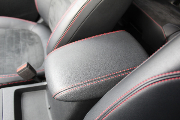 Ford Kuga 2.5-225pk Plug-in Hybrid ST-Line X. Hybride rijden voor een reële prijs ! Adaptive Cruise Control, Stoel- en voorraamverwarming, Climate Control, Metallic lak, Camera v+a, Elektr. achterklep, Side- en lane assist etc.