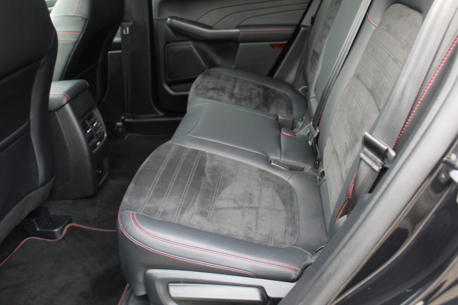 Ford Kuga 2.5-225pk Plug-in Hybrid ST-Line X. Hybride rijden voor een reële prijs ! Adaptive Cruise Control, Stoel- en voorraamverwarming, Climate Control, Metallic lak, Camera v+a, Elektr. achterklep, Side- en lane assist etc.