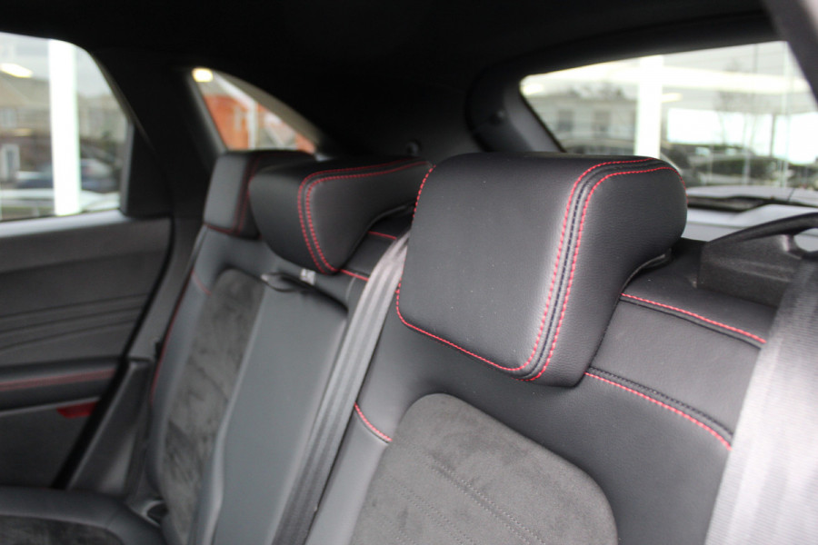 Ford Kuga 2.5-225pk Plug-in Hybrid ST-Line X. Hybride rijden voor een reële prijs ! Adaptive Cruise Control, Stoel- en voorraamverwarming, Climate Control, Metallic lak, Camera v+a, Elektr. achterklep, Side- en lane assist etc.