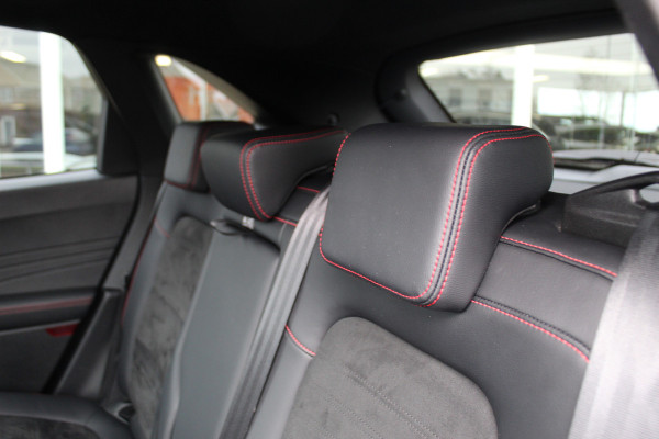 Ford Kuga 2.5-225pk Plug-in Hybrid ST-Line X. Hybride rijden voor een reële prijs ! Adaptive Cruise Control, Stoel- en voorraamverwarming, Climate Control, Metallic lak, Camera v+a, Elektr. achterklep, Side- en lane assist etc.