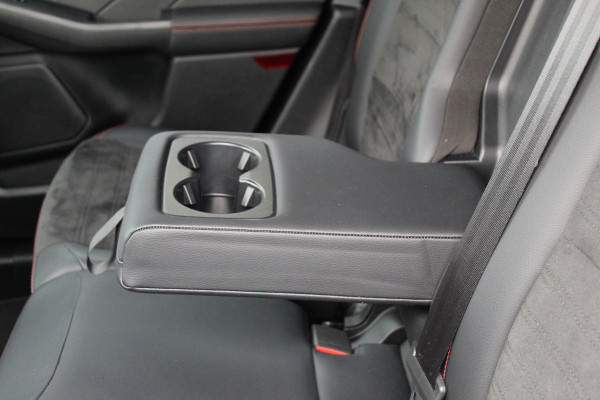 Ford Kuga 2.5-225pk Plug-in Hybrid ST-Line X. Hybride rijden voor een reële prijs ! Adaptive Cruise Control, Stoel- en voorraamverwarming, Climate Control, Metallic lak, Camera v+a, Elektr. achterklep, Side- en lane assist etc.