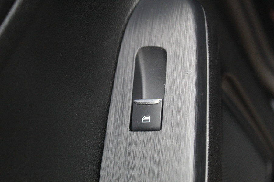 Ford Kuga 2.5-225pk Plug-in Hybrid ST-Line X. Hybride rijden voor een reële prijs ! Adaptive Cruise Control, Stoel- en voorraamverwarming, Climate Control, Metallic lak, Camera v+a, Elektr. achterklep, Side- en lane assist etc.