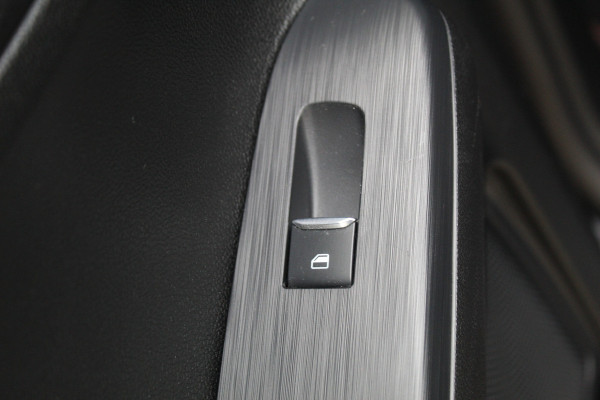 Ford Kuga 2.5-225pk Plug-in Hybrid ST-Line X. Hybride rijden voor een reële prijs ! Adaptive Cruise Control, Stoel- en voorraamverwarming, Climate Control, Metallic lak, Camera v+a, Elektr. achterklep, Side- en lane assist etc.