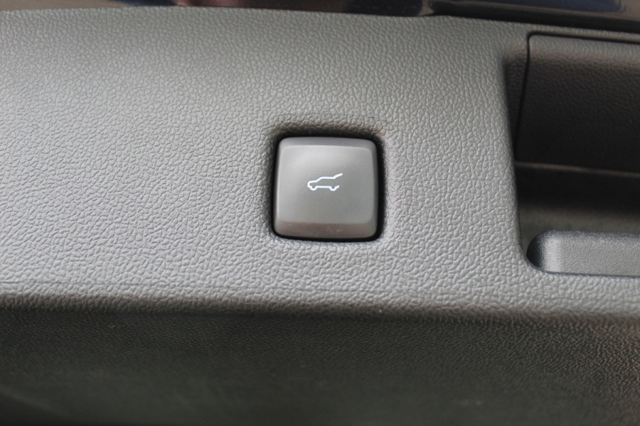 Ford Kuga 2.5-225pk Plug-in Hybrid ST-Line X. Hybride rijden voor een reële prijs ! Adaptive Cruise Control, Stoel- en voorraamverwarming, Climate Control, Metallic lak, Camera v+a, Elektr. achterklep, Side- en lane assist etc.