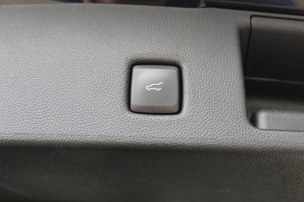 Ford Kuga 2.5-225pk Plug-in Hybrid ST-Line X. Hybride rijden voor een reële prijs ! Adaptive Cruise Control, Stoel- en voorraamverwarming, Climate Control, Metallic lak, Camera v+a, Elektr. achterklep, Side- en lane assist etc.