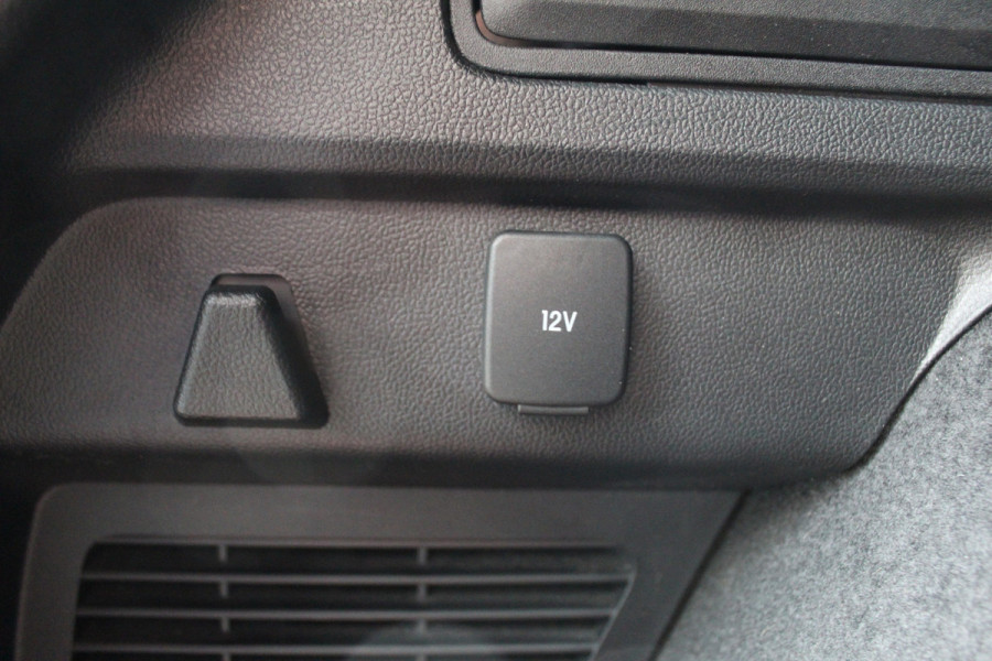 Ford Kuga 2.5-225pk Plug-in Hybrid ST-Line X. Hybride rijden voor een reële prijs ! Adaptive Cruise Control, Stoel- en voorraamverwarming, Climate Control, Metallic lak, Camera v+a, Elektr. achterklep, Side- en lane assist etc.