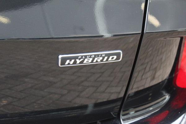 Ford Kuga 2.5-225pk Plug-in Hybrid ST-Line X. Hybride rijden voor een reële prijs ! Adaptive Cruise Control, Stoel- en voorraamverwarming, Climate Control, Metallic lak, Camera v+a, Elektr. achterklep, Side- en lane assist etc.