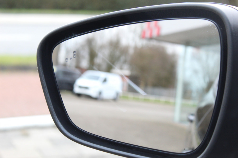 Ford Kuga 2.5-225pk Plug-in Hybrid ST-Line X. Hybride rijden voor een reële prijs ! Adaptive Cruise Control, Stoel- en voorraamverwarming, Climate Control, Metallic lak, Camera v+a, Elektr. achterklep, Side- en lane assist etc.