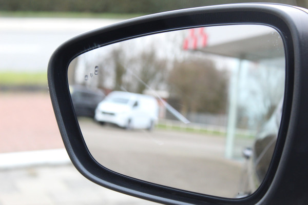 Ford Kuga 2.5-225pk Plug-in Hybrid ST-Line X. Hybride rijden voor een reële prijs ! Adaptive Cruise Control, Stoel- en voorraamverwarming, Climate Control, Metallic lak, Camera v+a, Elektr. achterklep, Side- en lane assist etc.