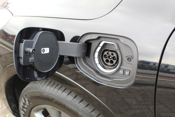 Ford Kuga 2.5-225pk Plug-in Hybrid ST-Line X. Hybride rijden voor een reële prijs ! Adaptive Cruise Control, Stoel- en voorraamverwarming, Climate Control, Metallic lak, Camera v+a, Elektr. achterklep, Side- en lane assist etc.