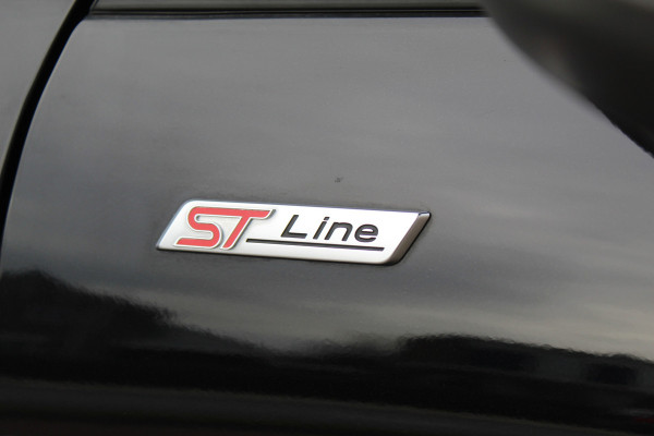 Ford Kuga 2.5-225pk Plug-in Hybrid ST-Line X. Hybride rijden voor een reële prijs ! Adaptive Cruise Control, Stoel- en voorraamverwarming, Climate Control, Metallic lak, Camera v+a, Elektr. achterklep, Side- en lane assist etc.