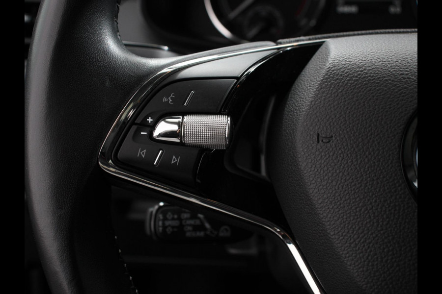 Škoda Kamiq 1.0 TSI 110pk DSG Tour de France Navigatie Apple Carplay/Android Auto Cimate Control Camera Parkeer sensoren Led Adaptive Cruise Control