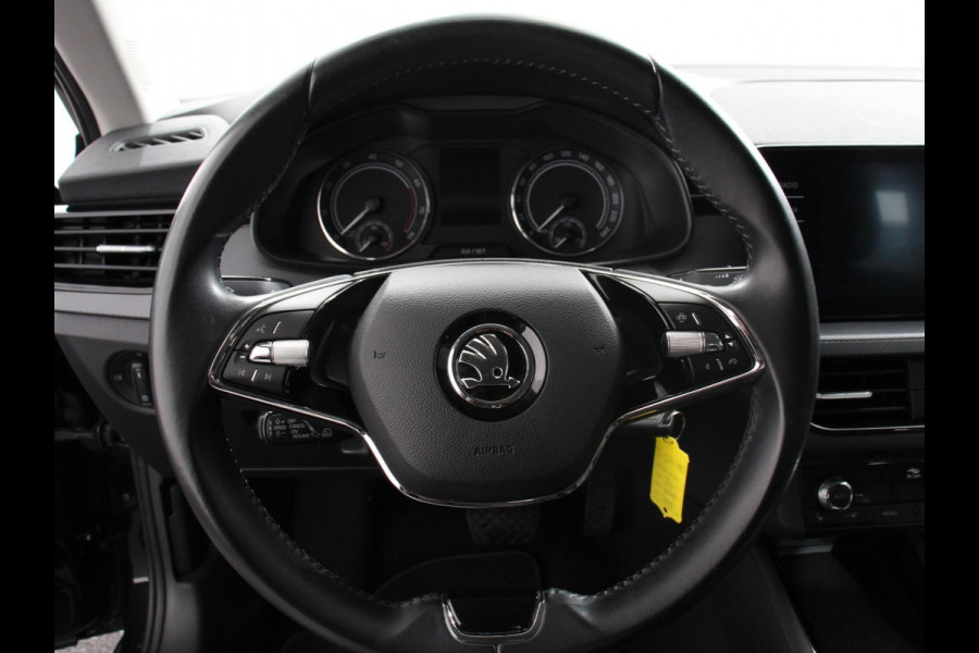 Škoda Kamiq 1.0 TSI 110pk DSG Tour de France Navigatie Apple Carplay/Android Auto Cimate Control Camera Parkeer sensoren Led Adaptive Cruise Control