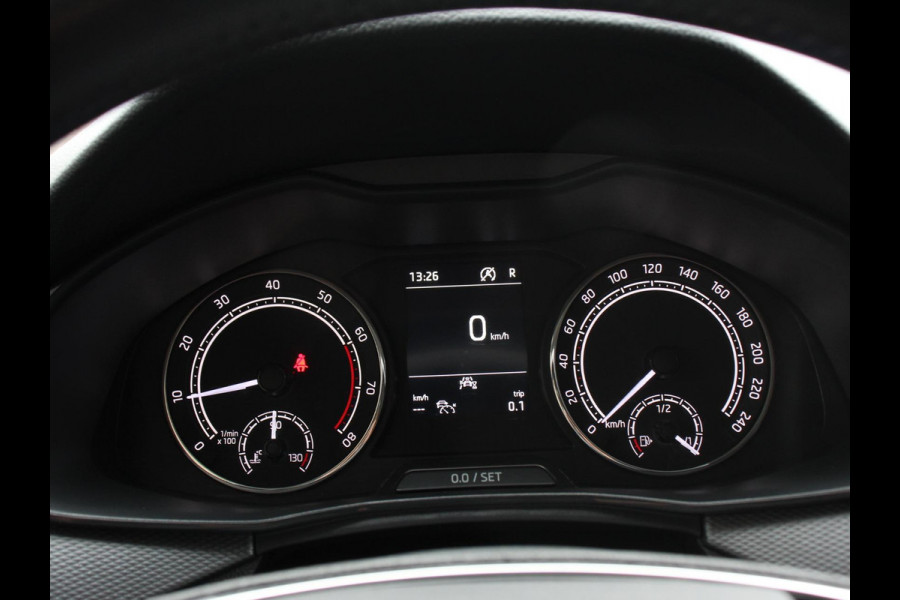 Škoda Kamiq 1.0 TSI 110pk DSG Tour de France Navigatie Apple Carplay/Android Auto Cimate Control Camera Parkeer sensoren Led Adaptive Cruise Control