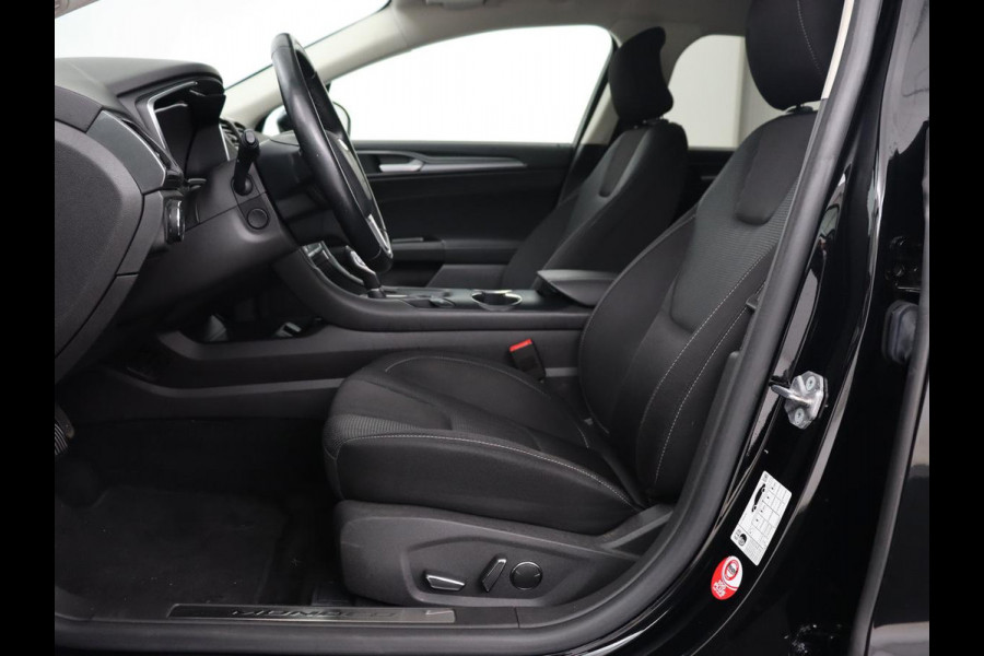 Ford Mondeo 2.0 IVCT HEV Titanium | Adaptive cruise | Stoelverwarming | Camera | Full LED | Carplay | Navigatie | Dodehoek detectie | Keyless | Park Assist | Climate control | Getint glas