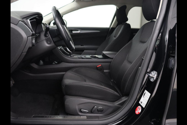 Ford Mondeo 2.0 IVCT HEV Titanium | Adaptive cruise | Stoelverwarming | Camera | Full LED | Carplay | Navigatie | Dodehoek detectie | Keyless | Park Assist | Climate control | Getint glas