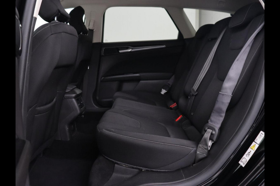 Ford Mondeo 2.0 IVCT HEV Titanium | Adaptive cruise | Stoelverwarming | Camera | Full LED | Carplay | Navigatie | Dodehoek detectie | Keyless | Park Assist | Climate control | Getint glas