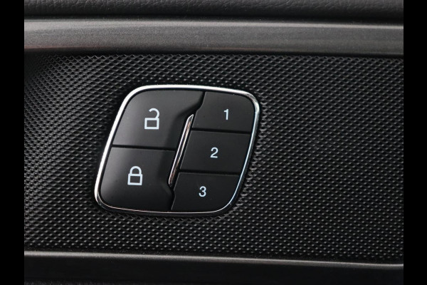 Ford Mondeo 2.0 IVCT HEV Titanium | Adaptive cruise | Stoelverwarming | Camera | Full LED | Carplay | Navigatie | Dodehoek detectie | Keyless | Park Assist | Climate control | Getint glas