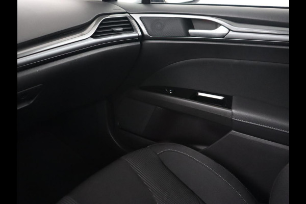 Ford Mondeo 2.0 IVCT HEV Titanium | Adaptive cruise | Stoelverwarming | Camera | Full LED | Carplay | Navigatie | Dodehoek detectie | Keyless | Park Assist | Climate control | Getint glas