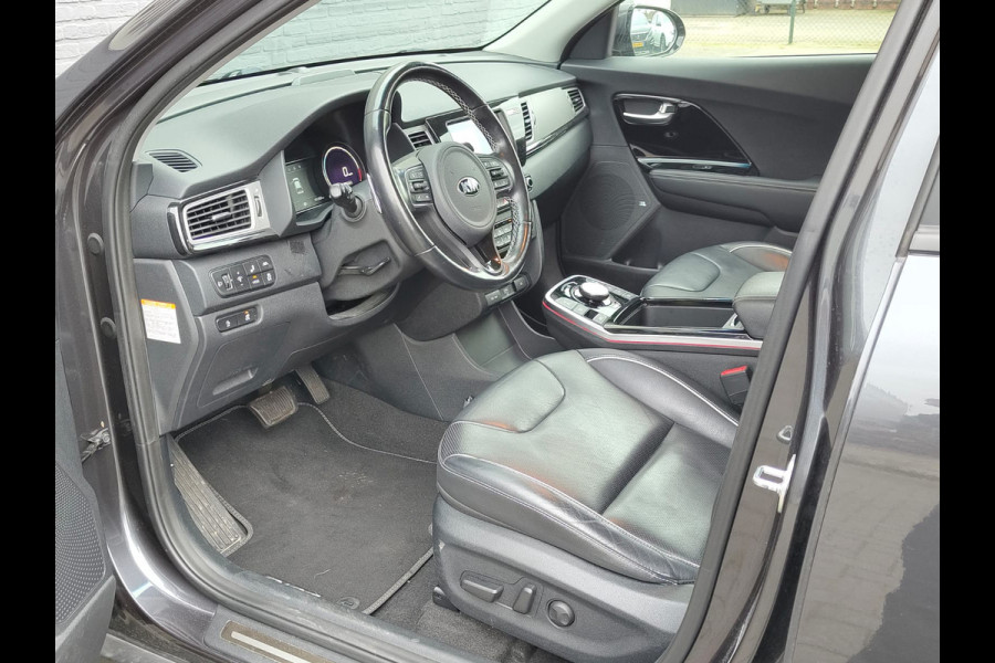 Kia e-Niro ExecutiveLine 64kWh Warmtepomp Leder Pdc Elek.Stoel+Memory Navi Ecc Camera Apple Carplay Android Auto Stoelverwarming+Koeling Stuurverwarming Lmv Privacy Glas DAB Vess Lane Assist Blind Spot 1e Eigenaar Origineel Nederlandse Auto Zeer compleet!