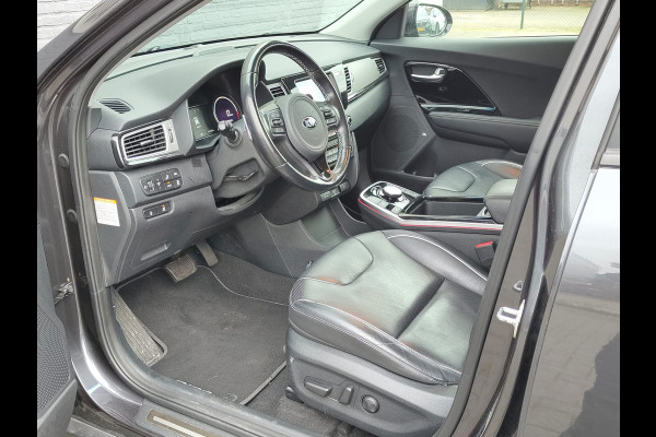 Kia e-Niro ExecutiveLine 64kWh Warmtepomp Leder Pdc Elek.Stoel+Memory Navi Ecc Camera Apple Carplay Android Auto Stoelverwarming+Koeling Stuurverwarming Lmv Privacy Glas DAB Vess Lane Assist Blind Spot 1e Eigenaar Origineel Nederlandse Auto Zeer compleet!