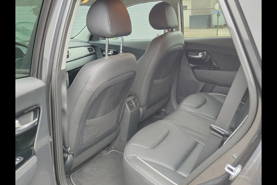 Kia e-Niro ExecutiveLine 64kWh Warmtepomp Leder Pdc Elek.Stoel+Memory Navi Ecc Camera Apple Carplay Android Auto Stoelverwarming+Koeling Stuurverwarming Lmv Privacy Glas DAB Vess Lane Assist Blind Spot 1e Eigenaar Origineel Nederlandse Auto Zeer compleet!