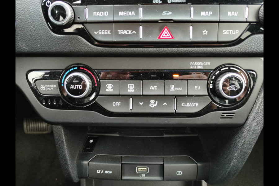 Kia e-Niro ExecutiveLine 64kWh Warmtepomp Leder Pdc Elek.Stoel+Memory Navi Ecc Camera Apple Carplay Android Auto Stoelverwarming+Koeling Stuurverwarming Lmv Privacy Glas DAB Vess Lane Assist Blind Spot 1e Eigenaar Origineel Nederlandse Auto Zeer compleet!