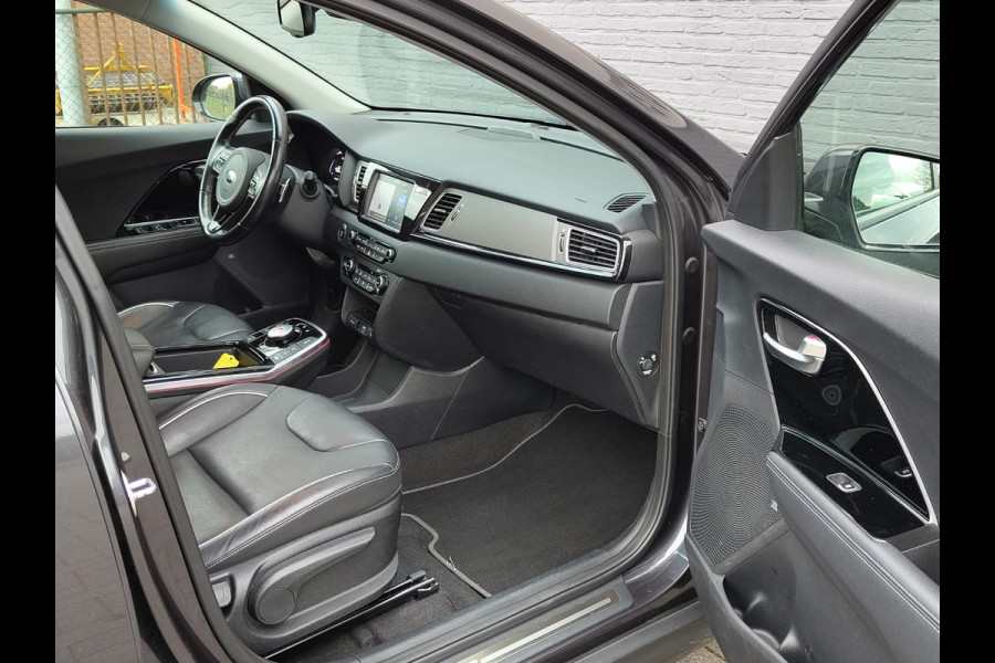 Kia e-Niro ExecutiveLine 64kWh Warmtepomp Leder Pdc Elek.Stoel+Memory Navi Ecc Camera Apple Carplay Android Auto Stoelverwarming+Koeling Stuurverwarming Lmv Privacy Glas DAB Vess Lane Assist Blind Spot 1e Eigenaar Origineel Nederlandse Auto Zeer compleet!