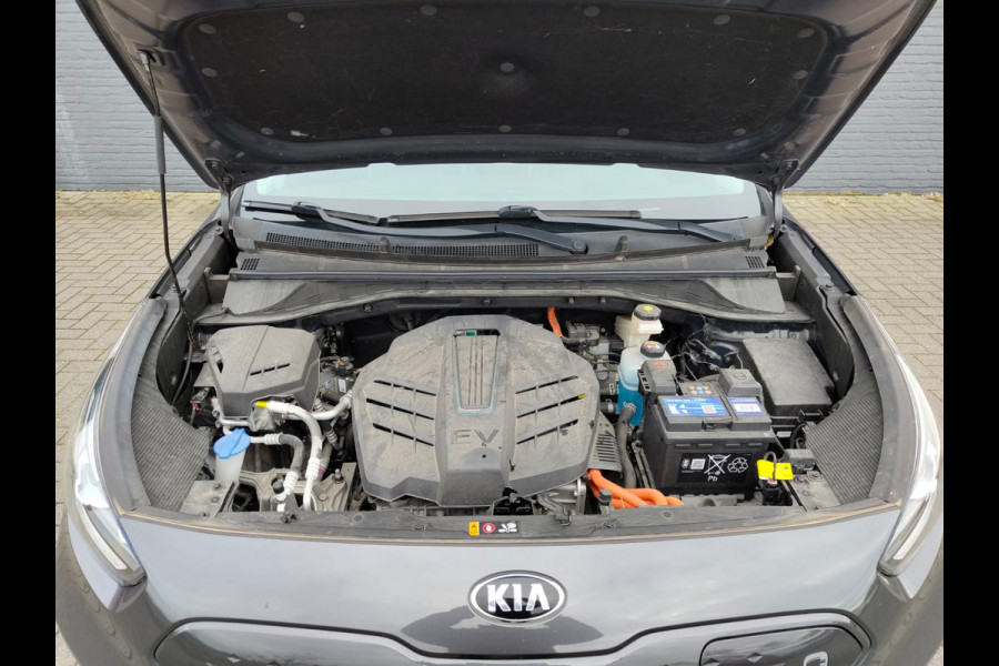 Kia e-Niro ExecutiveLine 64kWh Warmtepomp Leder Pdc Elek.Stoel+Memory Navi Ecc Camera Apple Carplay Android Auto Stoelverwarming+Koeling Stuurverwarming Lmv Privacy Glas DAB Vess Lane Assist Blind Spot 1e Eigenaar Origineel Nederlandse Auto Zeer compleet!