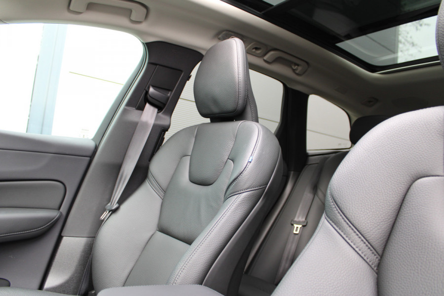 Volvo XC60 2.0 T6 Plug-in hybrid AWD Plus Bright | Luchtvering | Trekhaak | H&K | 360 Camera | Full