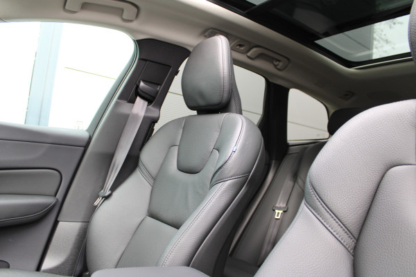 Volvo XC60 2.0 T6 Plug-in hybrid AWD Plus Bright | Luchtvering | Trekhaak | H&K | 360 Camera | Full