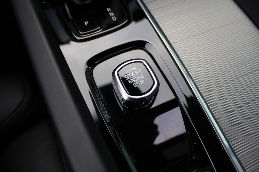 Volvo XC60 2.0 T6 Plug-in hybrid AWD Plus Bright | Luchtvering | Trekhaak | H&K | 360 Camera | Full