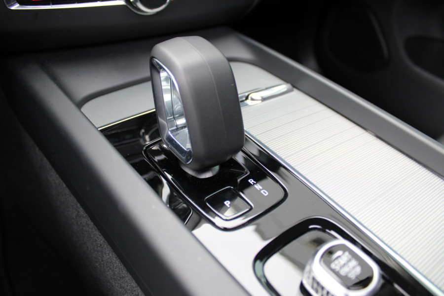 Volvo XC60 2.0 T6 Plug-in hybrid AWD Plus Bright | Luchtvering | Trekhaak | H&K | 360 Camera | Full