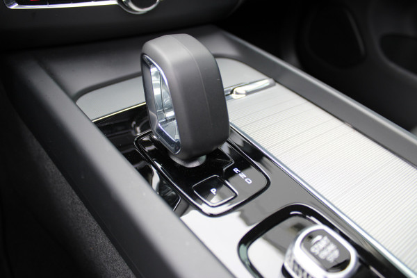 Volvo XC60 2.0 T6 Plug-in hybrid AWD Plus Bright | Luchtvering | Trekhaak | H&K | 360 Camera | Full