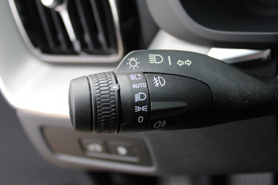 Volvo XC60 2.0 T6 Plug-in hybrid AWD Plus Bright | Luchtvering | Trekhaak | H&K | 360 Camera | Full