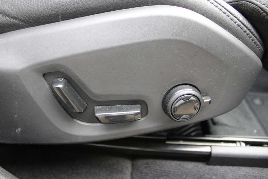 Volvo XC60 2.0 T6 Plug-in hybrid AWD Plus Bright | Luchtvering | Trekhaak | H&K | 360 Camera | Full