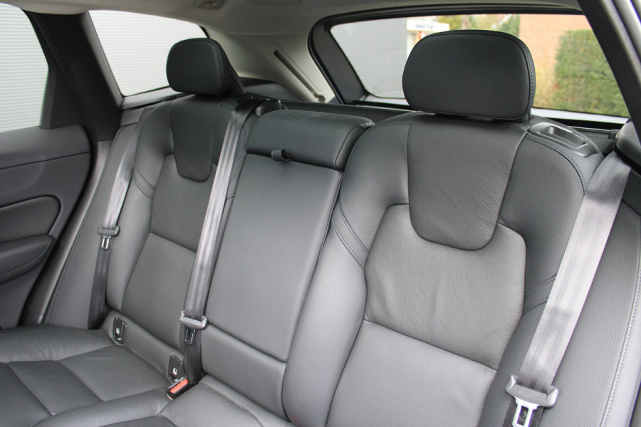 Volvo XC60 2.0 T6 Plug-in hybrid AWD Plus Bright | Luchtvering | Trekhaak | H&K | 360 Camera | Full