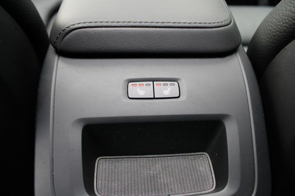 Volvo XC60 2.0 T6 Plug-in hybrid AWD Plus Bright | Luchtvering | Trekhaak | H&K | 360 Camera | Full