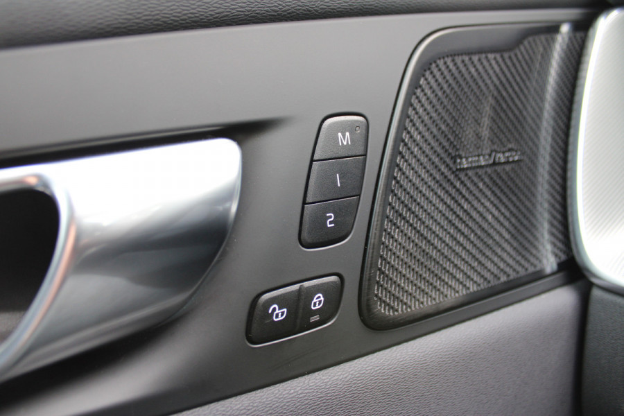 Volvo XC60 2.0 T6 Plug-in hybrid AWD Plus Bright | Luchtvering | Trekhaak | H&K | 360 Camera | Full